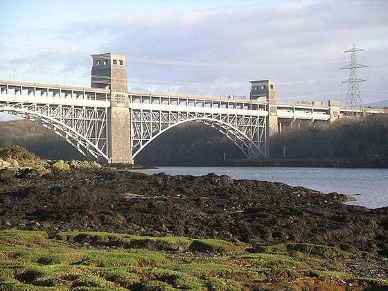 Em 1850, a construção da ponte Britannia e da linha ferroviária do norte de Gales facilitou o acesso à capital inglesa, Londres, que fica a 431 km de distância.
