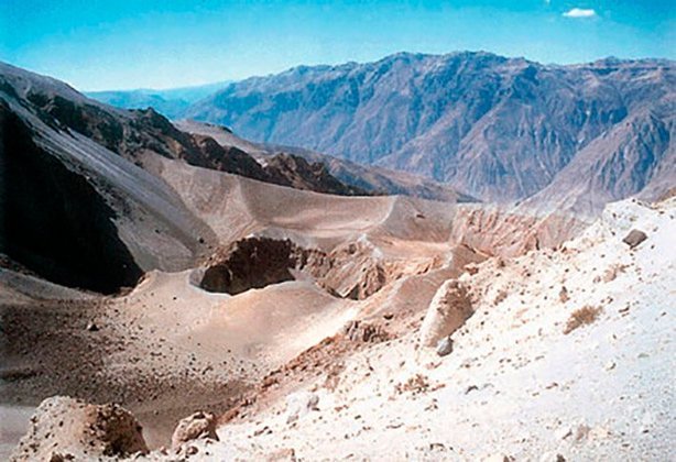 Em 19/2/1600, o vulcão Huaynaputina (Peru) teve uma das mais violentas erupções da América do Sul. Uma vasta área foi coberta por 2m de rocha vulcânica e afetou até o clima, reduzindo as temperaturas no hemisfério norte. Sua cratera é gigantesca e, desde então, não houve nova erupção. 