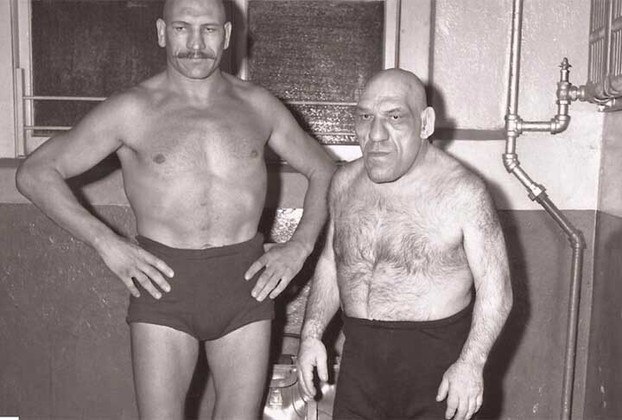 Em 1937, Tillet conheceu Karl Pojello, um lutador profissional, que, além de ter ficado encantado pela aparência única dele, convenceu Tillet a entrar no mundo da luta livre, achando que seria um grande destaque para o esporte.