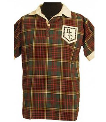 Em 1953, o Dundee, da Escócia, adotou uma camisa quadriculada para homenagear o traje típico nacional, o Kilt, aquelas enorme saias usadas pelos homens. Quem arriscaria que essa camisa é de time? 