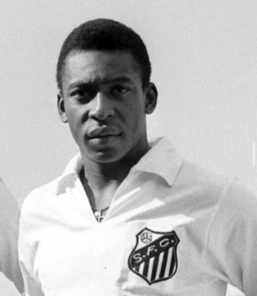 Em 1956, Pelé chegou ao Santos Futebol Clube, onde jogou por 18 anos. Waldemar de Brito, seu treinador no Bauru, foi quem o levou para o clube. Na época, o técnico dizia que ele seria “o maior jogador de futebol do mundo”.