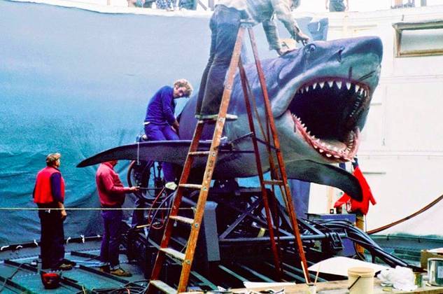 Em 1975, Spielberg já tinha dado seu toque de genialidade em “Tubarão”. Em uma época em que praticamente não se tinha tecnologia suficiente para criar o animal digitalmente, o diretor fez uso de um boneco mecatrônico que deu muito certo.