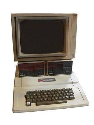 Em 1977, chegou o Apple II. O modelo foi lançado durante uma feira de computadores em que um empresário japonês se tornou o primeiro revendedor da Apple no Japão.
