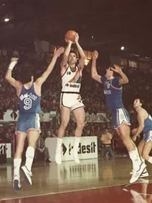 Em 1982, o brasileiro foi para o basquete italiano. Ele passou 11 temporadas no Juvecaserta e alcançou a marca de ser o primeiro jogador na história do Campeonato Italiano de basquete a superar a marca de 10 mil pontos.