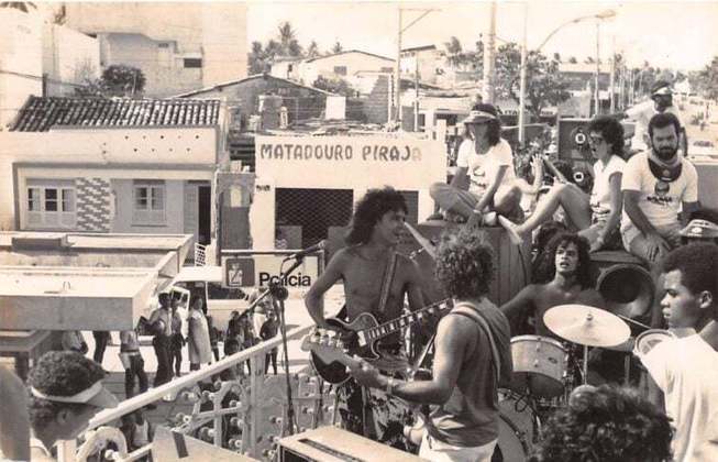 Em 1984, Carlinhos Brown tocou na banda Acordes Verdes, de Luiz Caldas. 