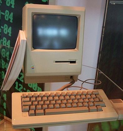 Em 1984, foi lançado o Apple Macintosh 512 Kb, produto concebido para ser computador pessoal com redução de custos., para venda em massa.