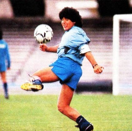 Em 1984, o Pibe foi para o Napoli. Um dos casamentos mais perfeitos da história do futebol. Clube de grande torcida sem título, foi com Maradona que o Napoli ganharia seus dois únicos títulos do Italiano (86/87 e 89/90). O parceiro de Maradona no time era o brasileiro Careca.