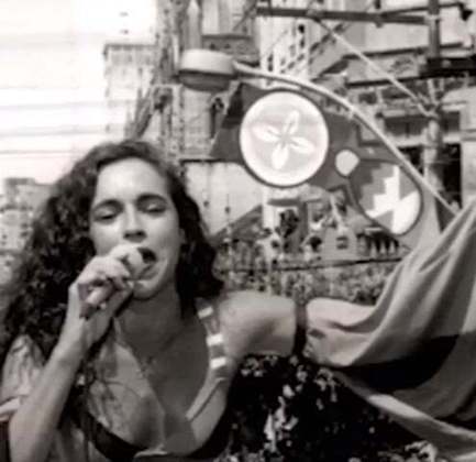 Em 1986, Daniela Mercury era a segunda cantora da Banda Eva, que, na época, era apenas um bloco carnavalesco que se apresentava no Carnaval de Salvador.