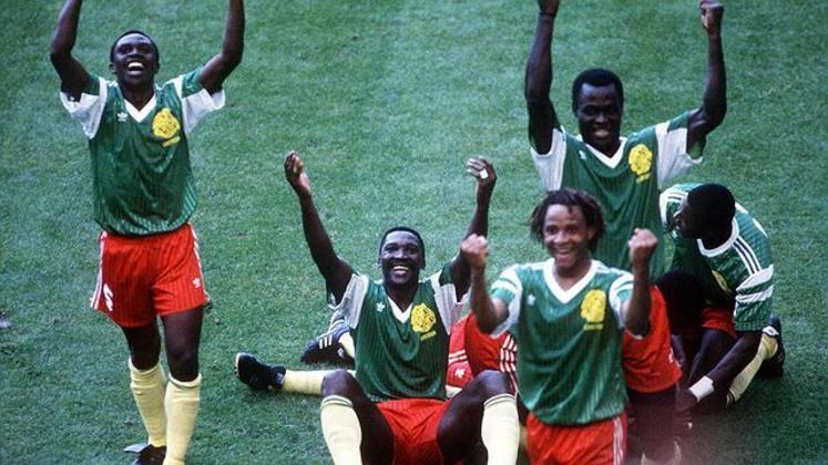 Em 1990, em Copa realizada na Itália, Camarões fez história ao se tornar a primeira seleção africana a chegar na fase mata-mata. Liderados pelo veterano Roger Milla, na época aos 38 anos, os Leões Indomáveis passaram em primeiro lugar no Grupo B. 