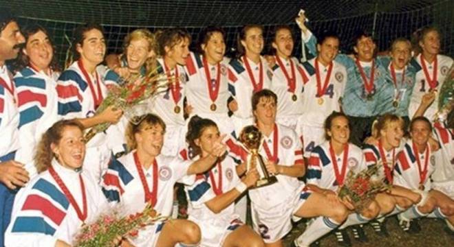 Em 1991 aconteceu a primeira edição da Copa do Mundo de Futebol Feminino. A sede foi a China. Os EUA foram os campeões, vencendo a Noruega na final por 2 a 1. A Seleção Brasileira terminou em nono lugar.