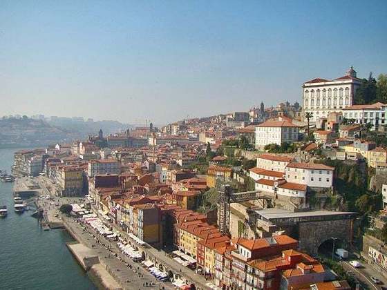 Em 1991, um anúncio no The Guardian para lecionar inglês na cidade do Porto, em Portugal, chamou sua atenção. Ela pediu demissão da função de pesquisadora e foi morar na cidade portuguesa.