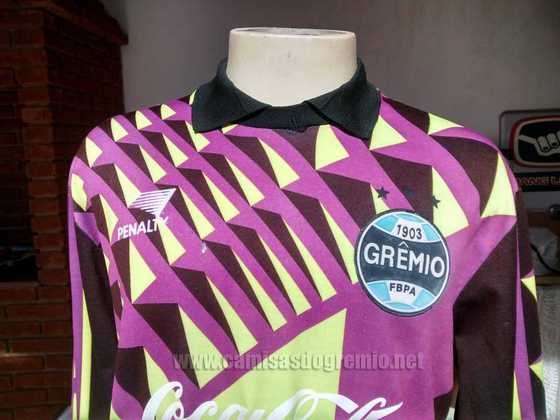 Em 1994 e 1995, o Grêmio utilizou esse modelo de cores amarela, roxo e rosa, em formas geométricas, bastante característico da época