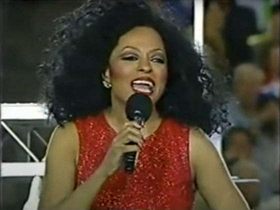 Em 1996, Diana Ross se apresentou no auge da carreira. A apresentação chamou a atenção pelo fato dela sair do palco sendo buscada por um helicóptero. 