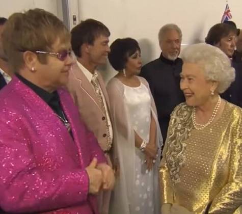 Em 1996, Elton John foi condecorado com a Ordem do Império Britânico e em 1998, declarado Cavaleiro Celibatário pela então rainha Elizabeth II.
