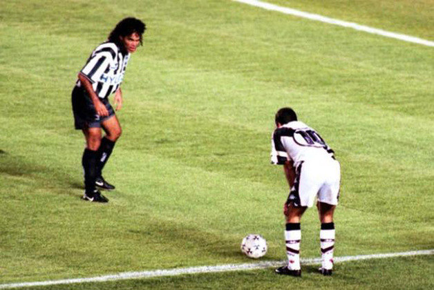 Em 1997, Edmundo, do Vasco, deu uma reboladinha para provocar Gonçalves e o Botafogo, em jogo do Campeonato Brasileiro de 1997, vencido pelo Vasco. Deu sorte? 