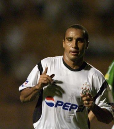 Em 2001, o Corinthians perdeu para a Universidade Católica por 2 a 1, no Chile, pelo jogo de ida das quartas de final da Copa Mercosul. Na volta, com gols de Kleber e Deivid (foto), o Timão reverteu o placar e avançou à semifinal. Essa remontada foi a única do clube alvinegro em competições internacionais neste século