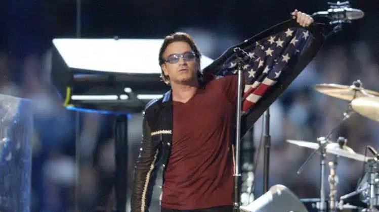 Em 2002, a banda U2 emocionou demais o público , especialmente quando cantou 
