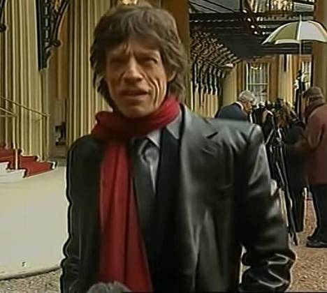 Em 2003, Mick Jagger foi condecorado com o título de cavaleiro pela Rainha Elizabeth II, tornando-se Sir Mick Jagger em reconhecimento a suas contribuições à música e à cultura popular.