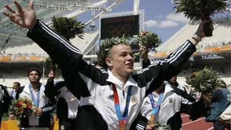 Em 2004, o jogador estava presente no elenco que levou a inédita conquista do Ouro Olímpico nos Jogos de Atenas.