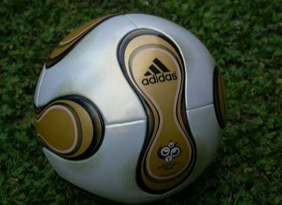 Em 2006, a bola Teamgeist ganhou detalhes dourados para a final entre França e Itália. 