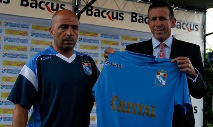 Em 2007, Sampaoli deu um salto dentro do futebol peruano e assinou com o Sporting Cristal. Mas, não teve grandes desempenhos na equipe e deixou o clube no fim da temporada.