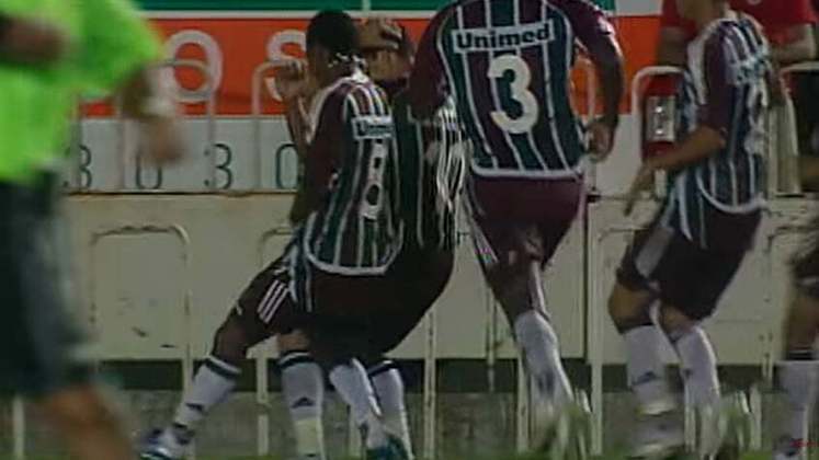 Em 2008, o Fluminense aplicou uma goleada por 4 a 1 sobre o Flamengo, com um show à parte de Thiago Neves. Após marcar três gols, o meia parou em frente a torcida rubro-negra e os provocou fazendo a famosa 'dança do créu', funk que dominava as paradas musicais à época. 