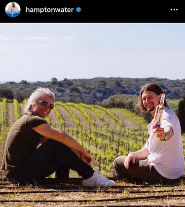 Em 2008, o lendário cantor de rock norte-americano lançou, junto com seu filho, Jesse Bongiovi, um vinho rosé chamado “Hampton Water Wine”. A bebida é produzida na França e já chegou ao 83º lugar na conceituada lista dos 100 melhores vinhos da Wine Spectator.
