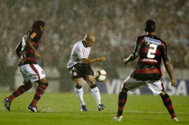 Em 2010, eles se enfrentaram pelas oitavas de final da competição. O primeiro jogo foi no Rio: vitória do Flamengo por 1 a 0. No segundo jogo, o Corinthians ganhou por 2 a 1, mas foi eliminado pelo fato do Fla ter feito gol fora de casa. 