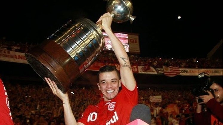 Em 2010, o jogador levou o Internacional até a conquista do Bicampeonato da Libertadores da América. O impacto do jogador na equipe concedeu a ele o prêmio de melhor jogador do futebol Sul-Americano.