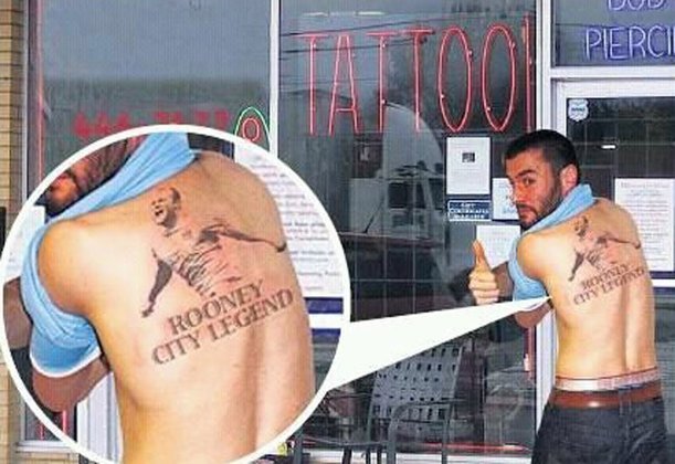 Em 2010, um torcedor do Manchester City tatuou Wayne Rooney nas costas, convencido que o atacante inglês do United trocaria de clube, o que não aconteceu. Resultado? Uma (grande) tatuagem com a inscrição 