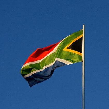 Em 2011, a África do Sul aceitou o convite e aderiu ao bloco, que passou a ter a denominação que perdura até hoje: Brics.