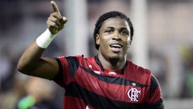 Em 2011, quando o Flamengo enfrentava o Santos na Vila Belmiro, o atacante Diego Maurício, do Rubro-Negro, foi vítima de ofensas raciais dos torcedores adversários. ‘Me chamaram de macaco’, afirmou o jogador após a partida.