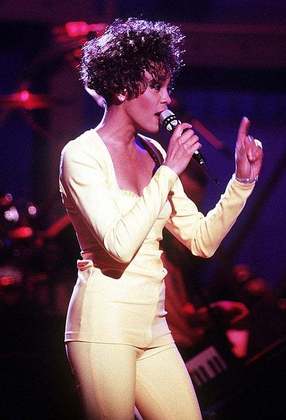 Em 2011, Whitney foi diagnosticada com enfisema pulmonar e nódulos nas cordas vocais em decorrência do tabagismo.