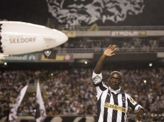Em 2012, uma alegria. Uma das maiores contratações da história do Botafogo e do futebol brasileiro: após sair do Milan, Clarence Seedorf acertou com o Alvinegro. O holandês foi recebido com festa no aeroporto e no então Engenhão.
