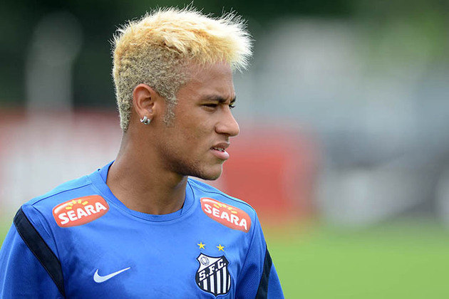 Em 2013, Neymar foi vendido para o Barcelona. No primeiro ano no clube espanhol, o atacante voltou a investir em um moicano tradicional. Além disso, ele descoloriu o cabelo. 