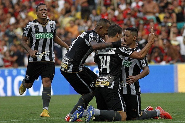 Em 2015, o Botafogo fez uma publicidade de celular e colocou o preço do produto na camisa de jogo