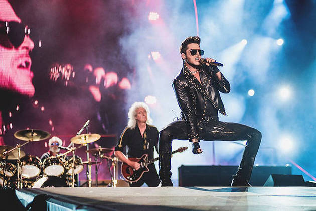 Em 2015, o Queen fez outro show épico no festival, mas agora com Adam Lambert no vocal. Ele não fez o público sentir saudade do eterno Freddie Mercury, que faleceu em 91. 