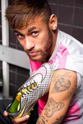 Em 2015, quando atuava pelo Barcelona, Neymar utilizou a chuteira “Nike Hypervenom I, Liquid Diamond”, uma homenagem à sua irmã, Rafaella
