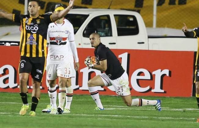 Em 2016, na fase de grupos da Libertadores, o São Paulo enfrentava o The Strongest fora de casa, quando o goleiro Denis foi expulso. A partida estava 1 a 1, e o zagueiro Maicon terminou aquele jogo no gol, evitando uma vitória do adversário.