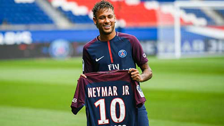 Em 2017, Neymar começou o ano com o moicano, mas aos poucos foi deixando alguns cachos aparecerem aos poucos. Houve até comparações com o cabelo de Cauby Peixoto. 