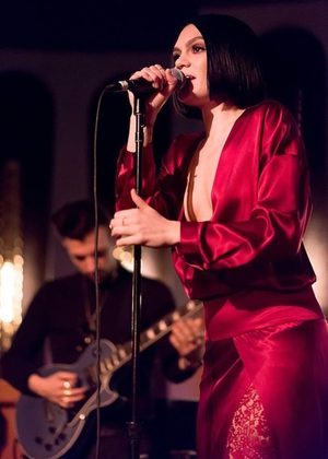 Em 2018, foi a vez da talentosa cantora britânica Jessie J dar um toque jazzístico à música com sua voz poderosa.