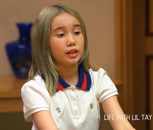 Em 2018, Lil estreou o documentário “Life With Lil Tay”, de três episódios, que conta como a jovem ascendeu para a fama.