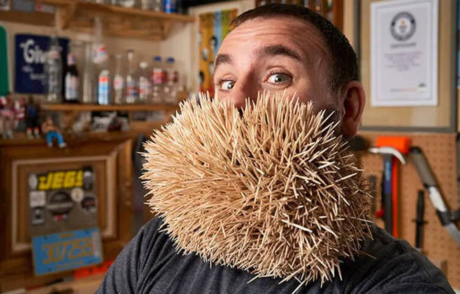 Em 2018, o americano Joel Strasser, dos EUA, conseguiu colocar 3.500 palitos de dente em sua longa barba. 