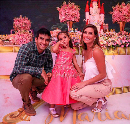  Em 2019, a pequena comemorou aniversário com um vestido rosa avaliado em 15 mil reais. 