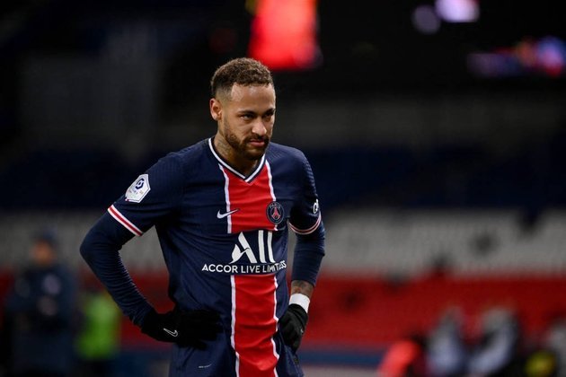 Em 2019, após perder a Copa da França para o Rennes, ao subir para receber a premiação nas tribunas do Stade de France, Neymar caiu na provocação de um torcedor adversário e proferiu um soco no rosto de um homem que insultava os jogadores do PSG