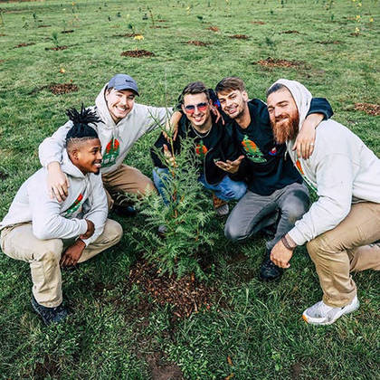 Em 2019, quando alcançou 20 milhões de inscritos, Mr Beast (de boné azul na foto)  fundou a ONG Team Trees e lançou uma campanha para plantar 20 milhões de árvores em um ano. A campanha teve o apoio de outros youtubers e de empresários.   