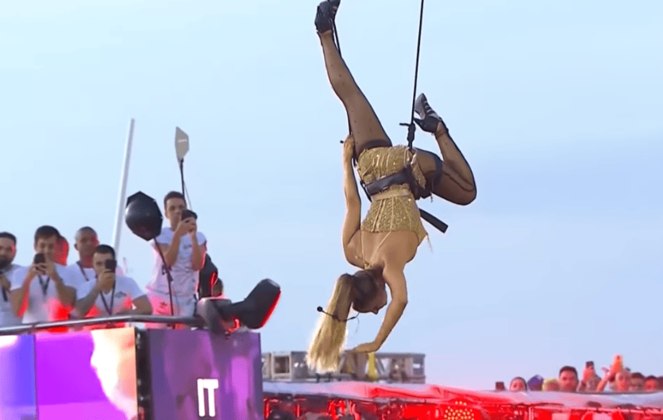 Em 2020, Claudia Leitte deu início à festa carnavalesca sendo içada em um cabo de aço sobre os foliões. E chegou a fazer malabarismo, ficando de cabeça para baixo. 