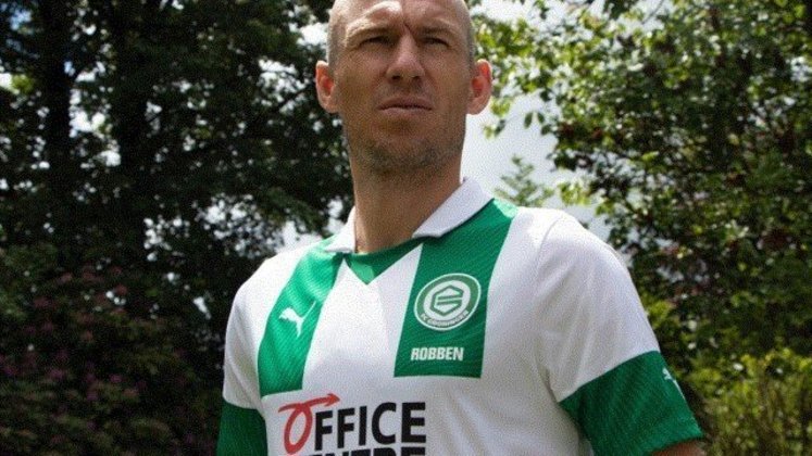 Em 2020, um ano após se aposentar, voltou aos gramados e vestiu a camisa do Groningen, da Holanda, clube no qual jogou nas divisões de base