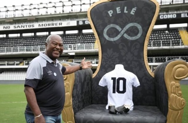 Em 23 de outubro, dia do nascimento de Pelé, o Santos expôs um trono no centro do gramado da Vila Belmiro para lembrar o ídolo - Foto: Divulgação/Santos