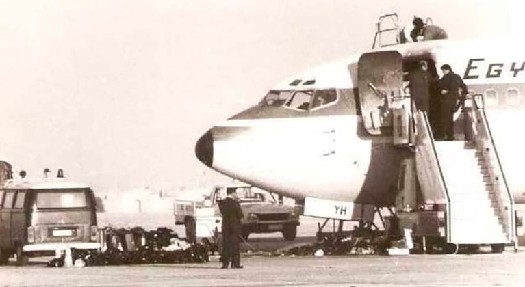 Em 23/11/1985, três radicais palestinos assumiram o controle do voo 648 da Egypt Air, logo após a decolagem em Atenas (Grécia). Um agente egípcio atirou em direção a eles e atingiu a fuselagem. Mesmo sem autorização, o avião teve que pousar em Malta, pois o combustível estava acabando. 